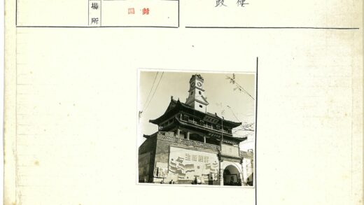 传统建筑钟楼拱门入口.jpg