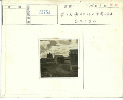 传统建筑门前景象.jpg
