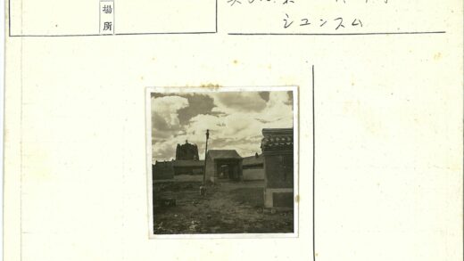 传统建筑门前景象.jpg