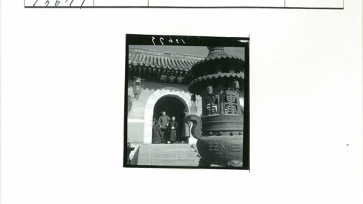 传统建筑门前香炉与灯笼装饰.jpg
