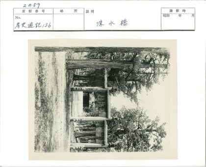 传统建筑门控柱廊绿树环绕.jpg