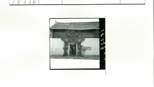 传统建筑门楼与三人.jpg