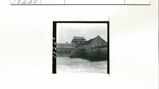 传统建筑阴影下的宁静时光.jpg