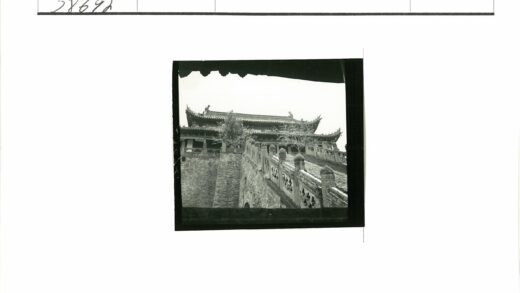 传统建筑阶梯通道与屋檐景观.jpg