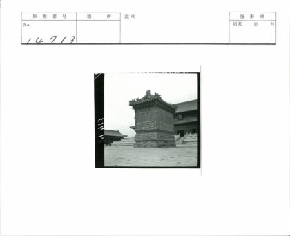 传统建筑雕刻与层叠屋顶庭院景观.jpg