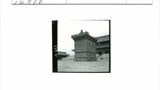 传统建筑雕刻与层叠屋顶庭院景观.jpg