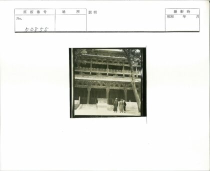 传统建筑雕刻与树景.jpg