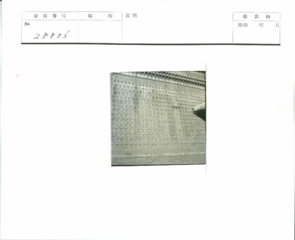 传统建筑雕刻与瓦顶细节.jpg