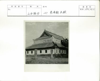传统建筑雕刻与石柱景观.jpg