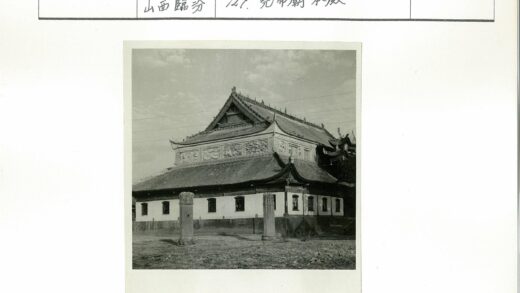 传统建筑雕刻与石柱景观.jpg
