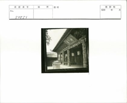 传统建筑雕刻屋檐与灯笼.jpg