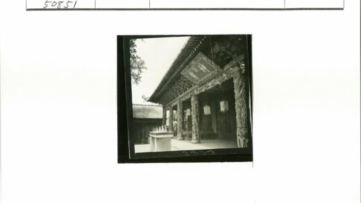 传统建筑雕刻屋檐与灯笼.jpg