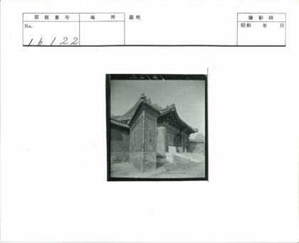传统建筑雕刻屋顶与斜坡入口.jpg