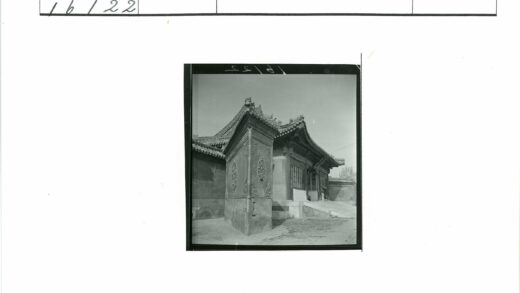 传统建筑雕刻屋顶与斜坡入口.jpg