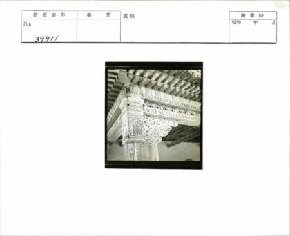 传统建筑雕刻木柱梁装饰细节.jpg