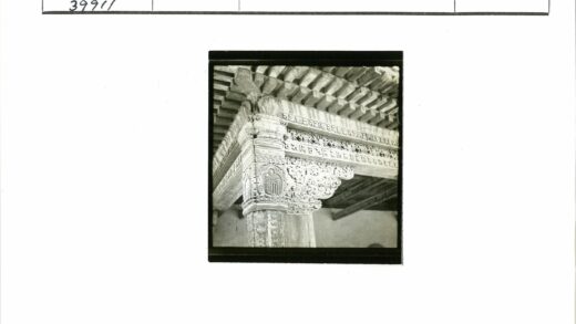 传统建筑雕刻木柱梁装饰细节.jpg