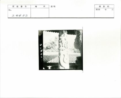 传统建筑雕刻柱子与瓦顶.jpg