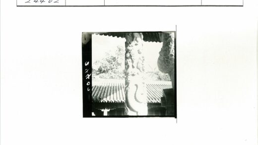 传统建筑雕刻柱子与瓦顶.jpg