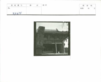传统建筑雕刻石柱与精美屋顶.jpg