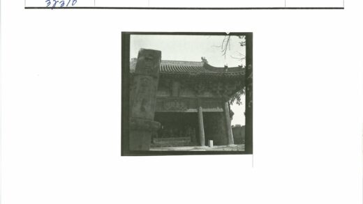 传统建筑雕刻石柱与精美屋顶.jpg