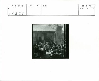 传统建筑香炉人群聚集.jpg