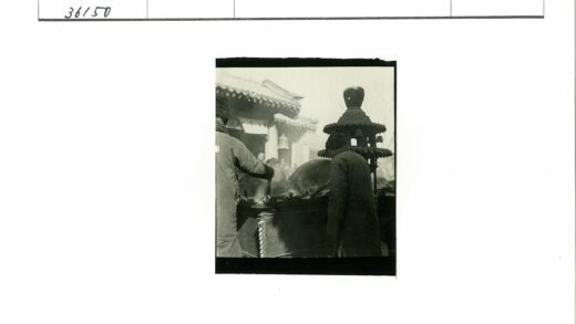 传统建筑香炉旁两人.jpg