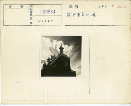 传统建筑黑白照云雾天空.jpg