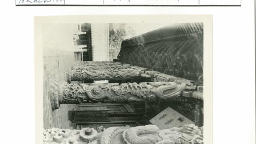 传统建筑龙柱与屋顶雕刻细节.jpg