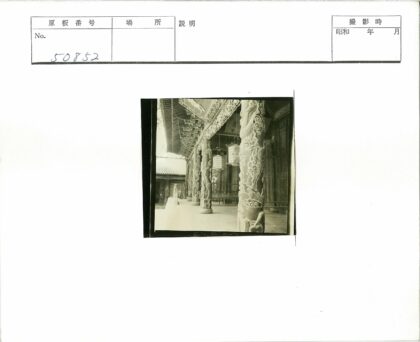 传统建筑龙柱灯笼屋顶景观.jpg