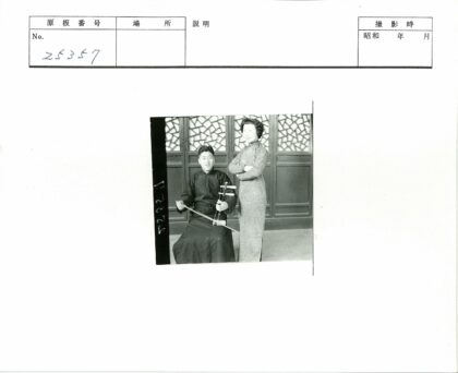 传统弓弦乐器演奏与旁观.jpg
