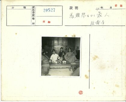 传统弦乐演奏室内场景.jpg