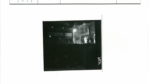 传统戏剧舞台表演黑白照.jpg
