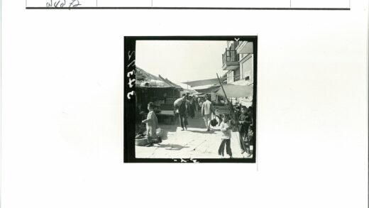 传统户外市场街景.jpg