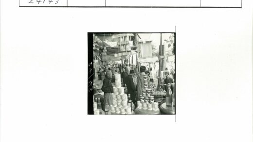 传统户外市场食品摊位展示.jpg