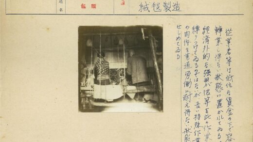 传统手工艺人制作精细纺织品.jpg