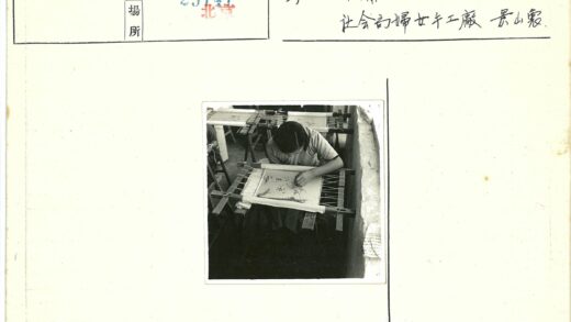 传统手工艺人刺绣工作场景.jpg