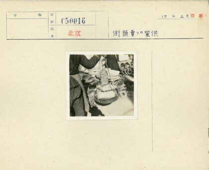 传统手工艺人展示编织篮与陶器.jpg