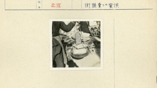 传统手工艺人展示编织篮与陶器.jpg