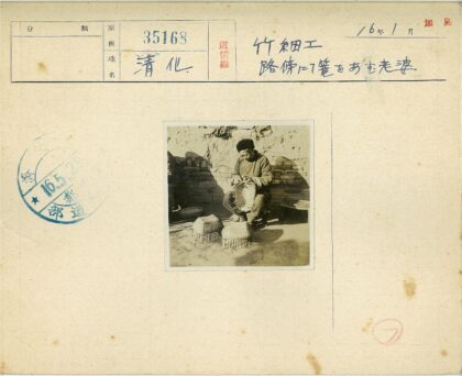 传统手工艺人户外编织篮子.jpg