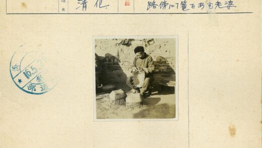 传统手工艺人户外编织篮子.jpg