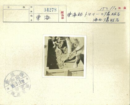 传统手工艺人泥土劳作.jpg
