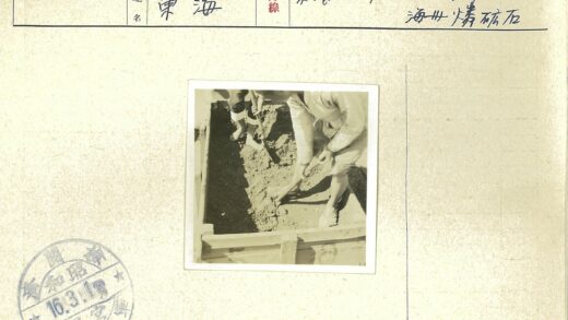 传统手工艺人泥土劳作.jpg