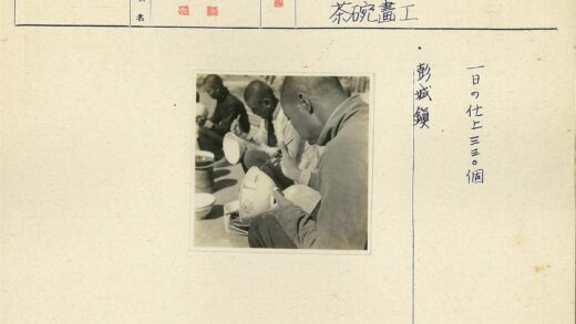 传统手工艺人绘制陶瓷碗.jpg