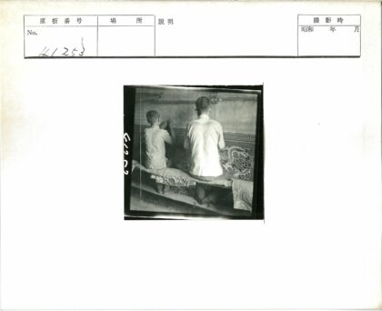 传统手工艺人编织复杂挂毯.jpg