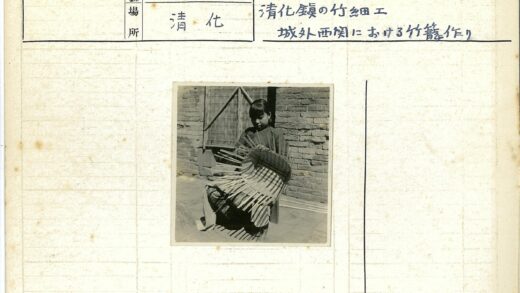 传统手工艺人编织大篮子.jpg