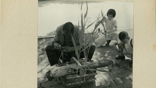 传统手工艺人编织棕榈叶.jpg