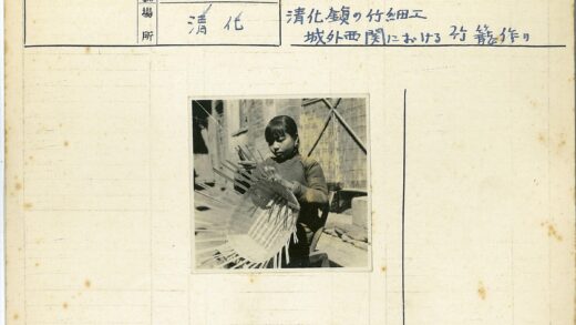 传统手工艺人编织稻草篮.jpg
