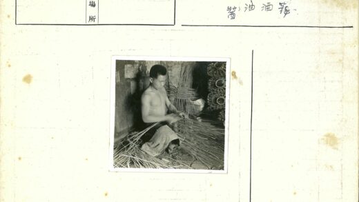 传统手工艺人编织稻草篮子.jpg