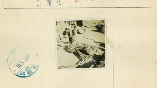 传统手工艺人编织篮子工作场景.jpg