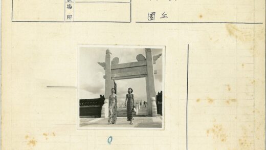 传统拱门下双人漫步.jpg